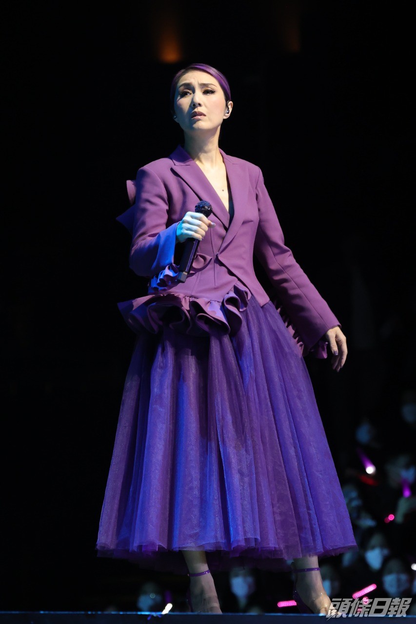 演唱會於8時42分開騷。